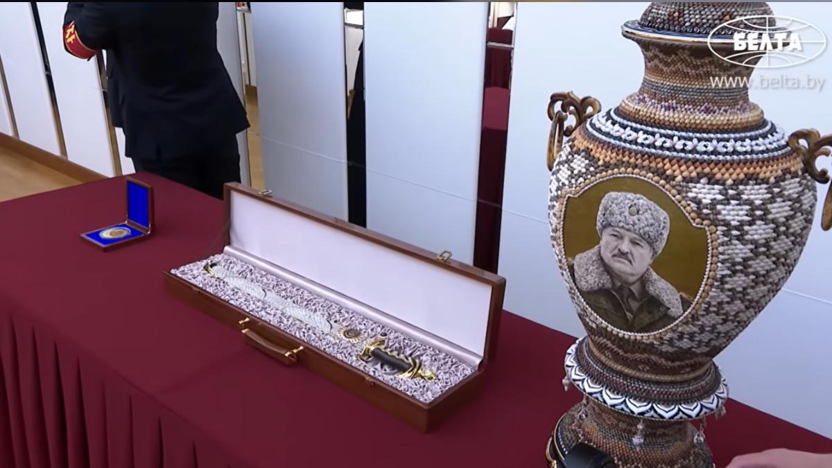 金正恩回禮一把劍與一個印有盧卡申科肖像的花瓶。（圖／翻攝BelTA YouTube頻道）