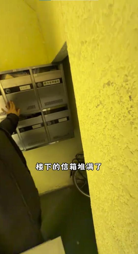 女網友與同事到達現場後,看到樓下信箱堆滿信件,還以為租客已經跑路。(圖/翻攝自抖音@旅日華人關姊)