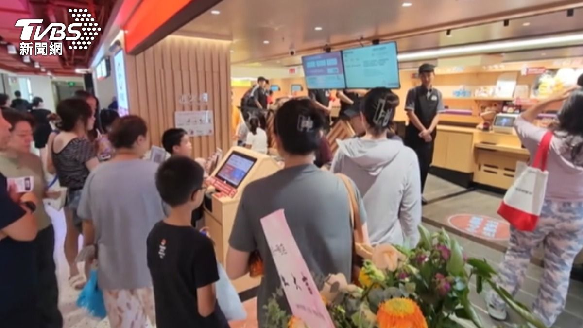 大陸壽司郎「黃牛」猖獗,部分店家祭出要核對手機SIM卡卡號才能進場的規定。有人批評:吃壽司像在查戶口。(圖/TVBS)