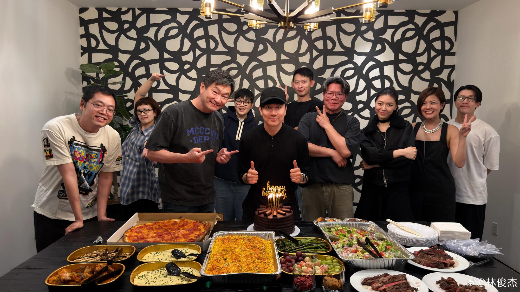 林俊傑與團隊好友一同慶祝45歲生日。（圖／翻攝自林俊傑微博）