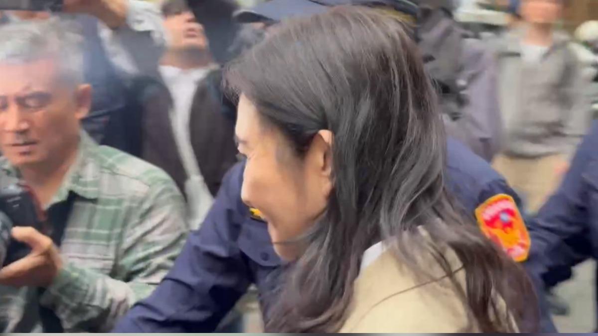 應曉薇全程保持沉默，隨後在法警開道下上車離去。（圖／翻攝畫面）