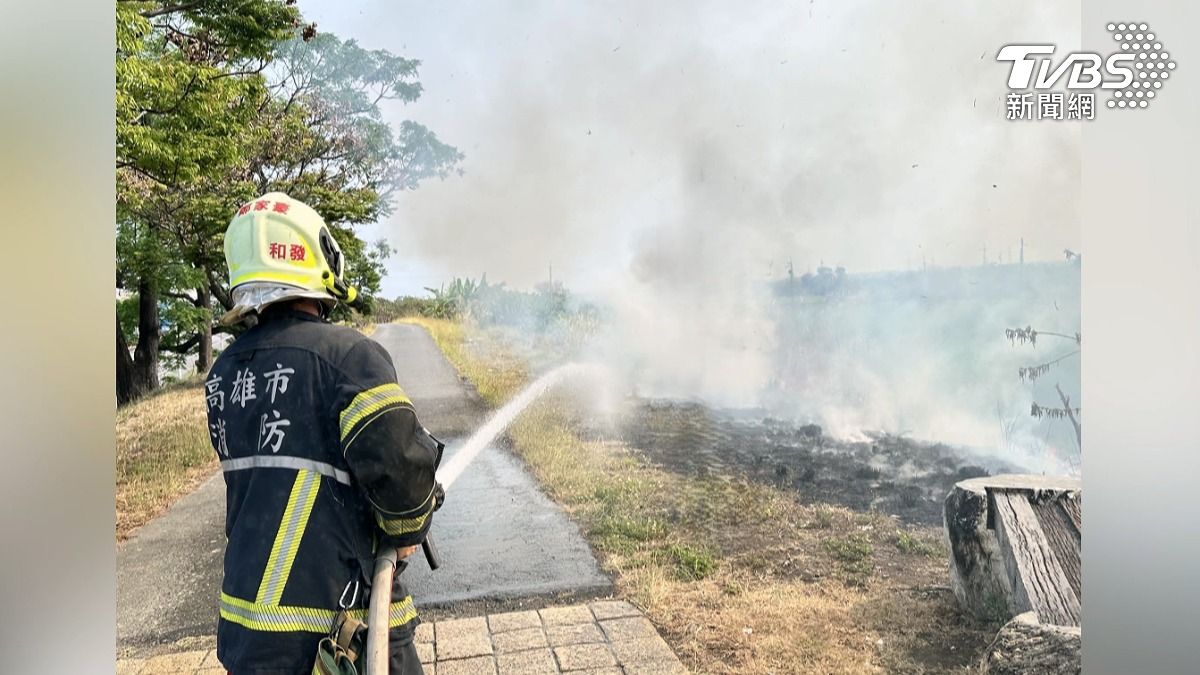 高雄市大寮區河堤路短短2小時內就發生6起火警，疑似遭人惡意縱火。（圖／TVBS）