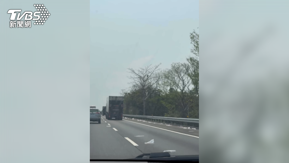 大量塑膠袋散落在國道一號上,網友直呼「是鈔票在飛」(圖/畫面翻攝 ching_63 Threads)