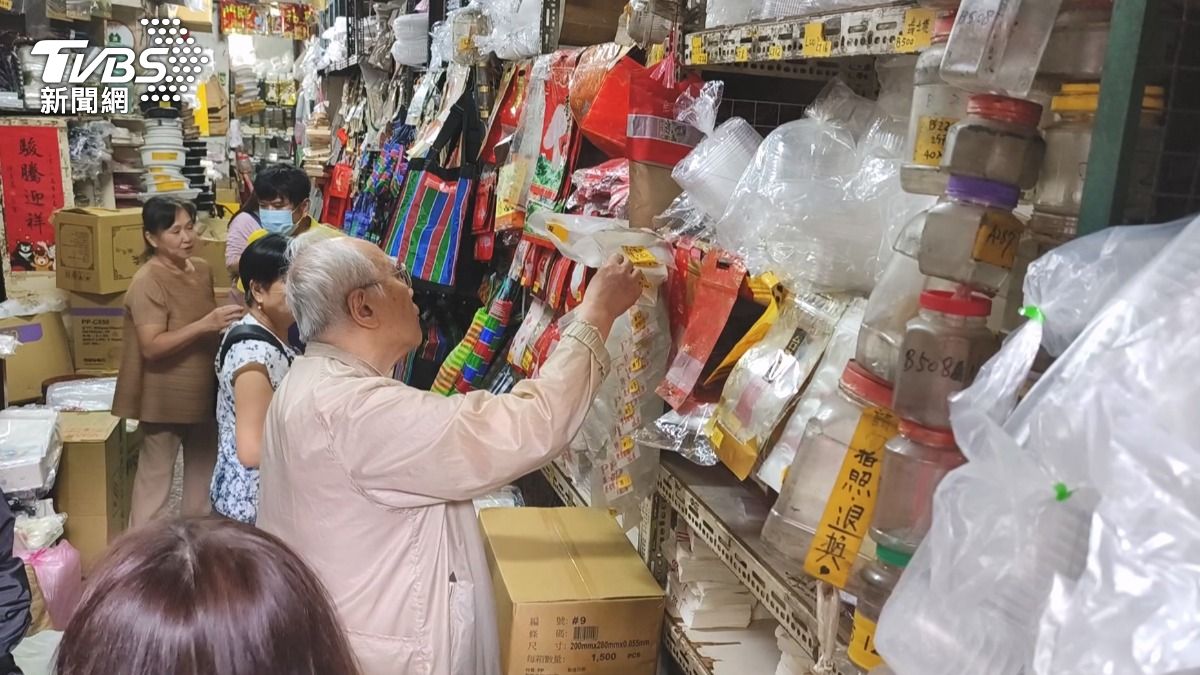 包材行補貨不間斷,也希望顧客互相體諒,祭出限購令。(圖/TVBS)