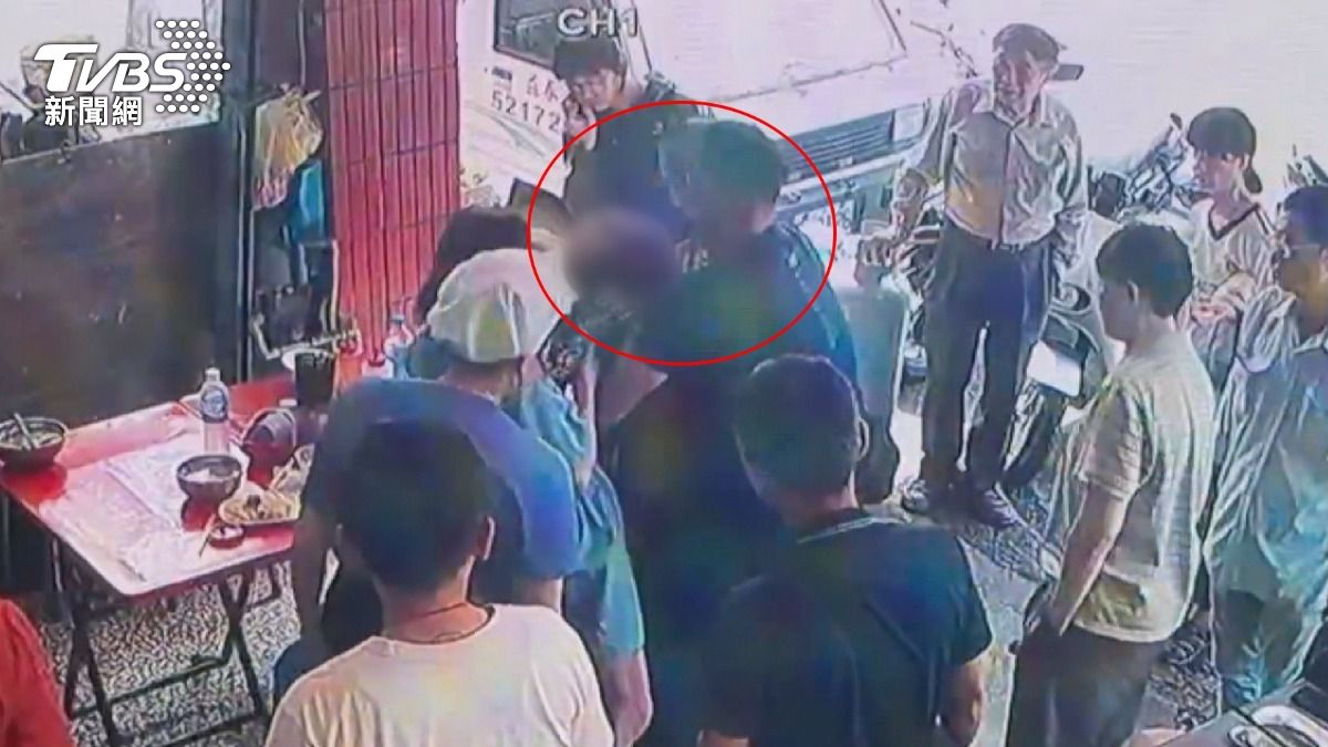 86歲阿嬤噎到「臉色蒼白」，熱心男子衝上前哈姆立克法。（圖／TVBS）