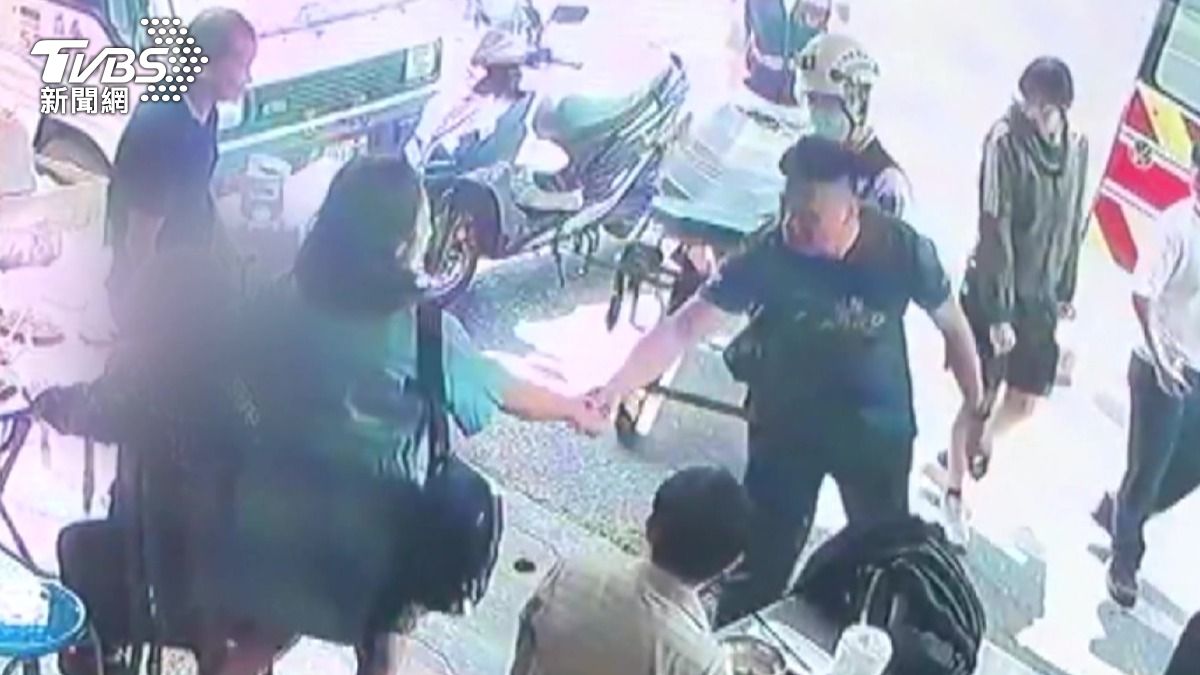 阿嬤家屬頻頻致謝，上前與熱心男子握手致意。（圖／TVBS）