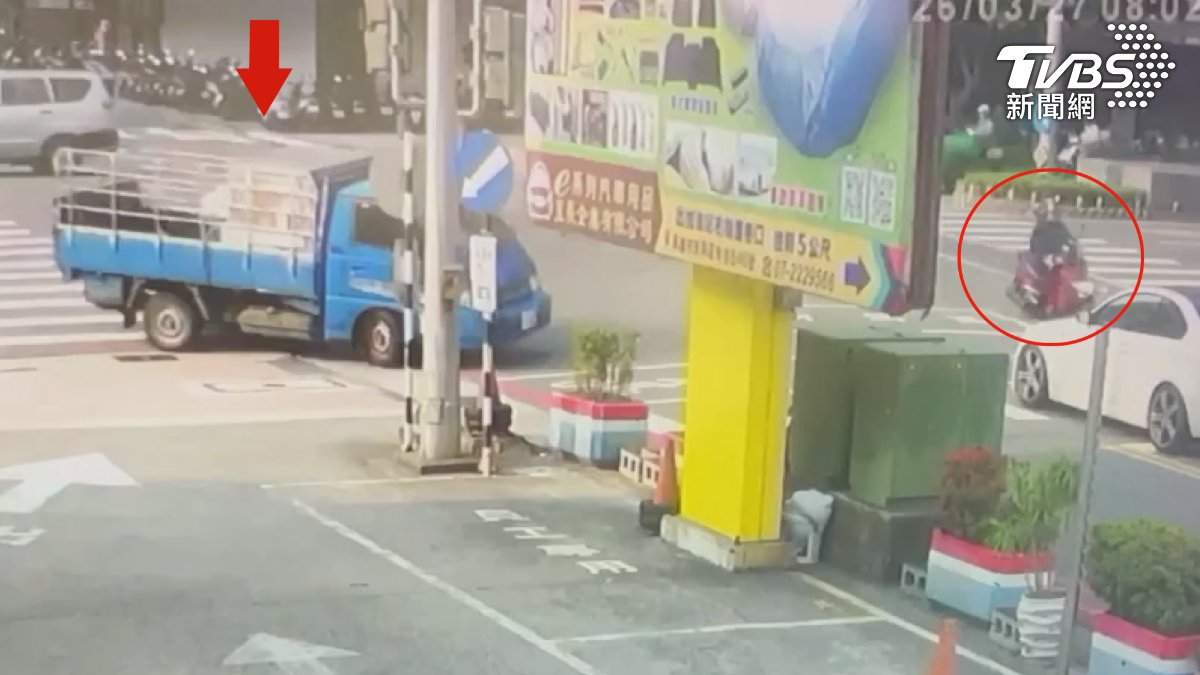 貨車司機行駛於中正二路打了方向燈準備右轉時,騎士按了喇叭表示不滿。貨車駕駛隨即回嗆。(圖/TVBS)