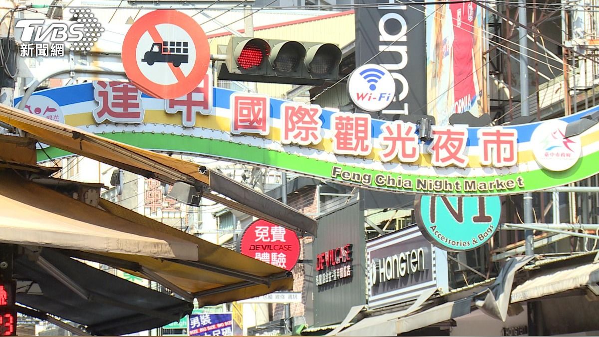 逢甲夜市爆退租潮!黃金店面乏人問津 業者自救祭換餐優惠。(圖/TVBS)