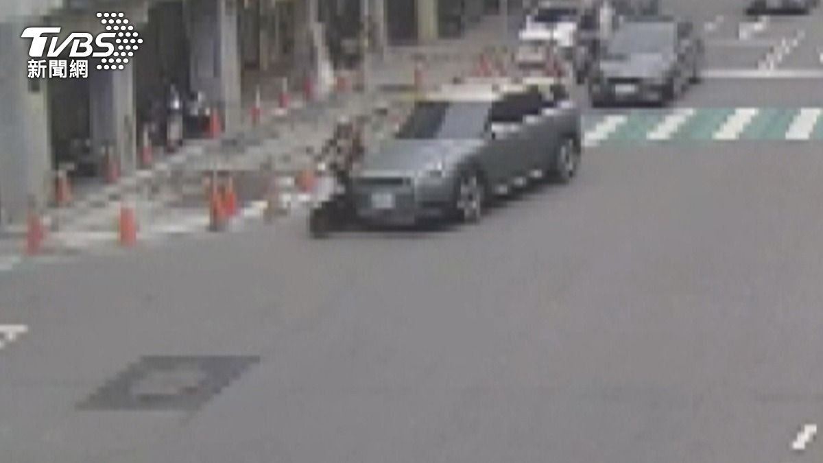 影音/汽機車相撞!駕駛被「防撞系統」嚇 誤踩油門再撞待轉區3車。(圖/TVBS)