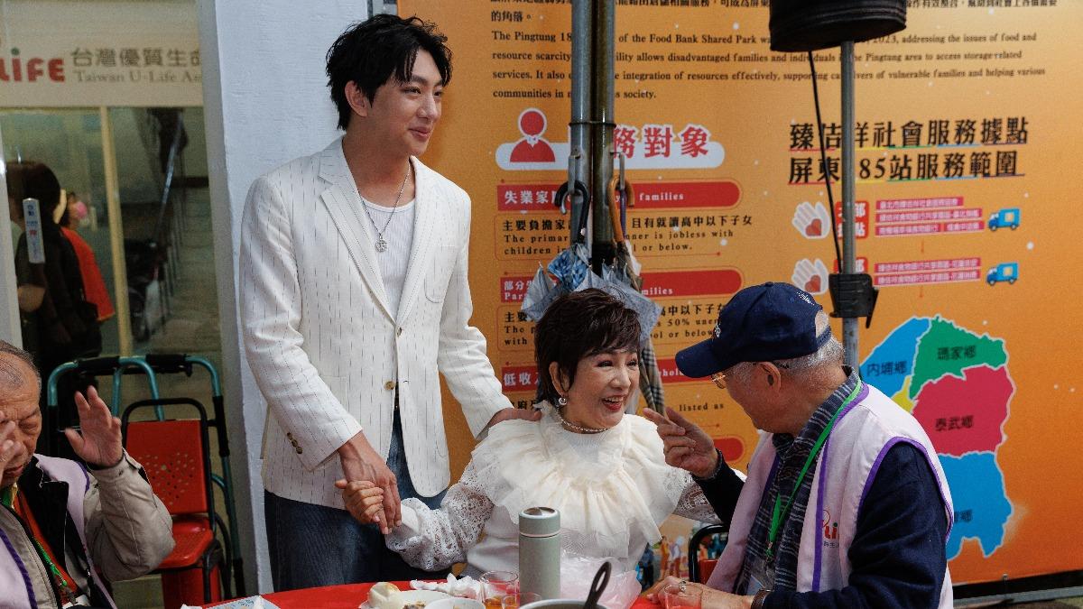 許明杰(左)、許仙姬母子合體亮相。(圖/台灣優質生命協會提供)