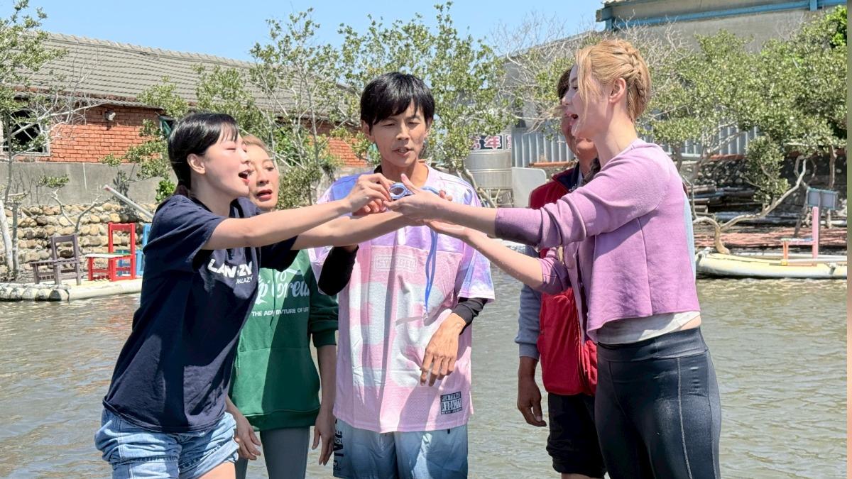 主持群來到「世界上最大的蜊仔」。（圖／民視提供）