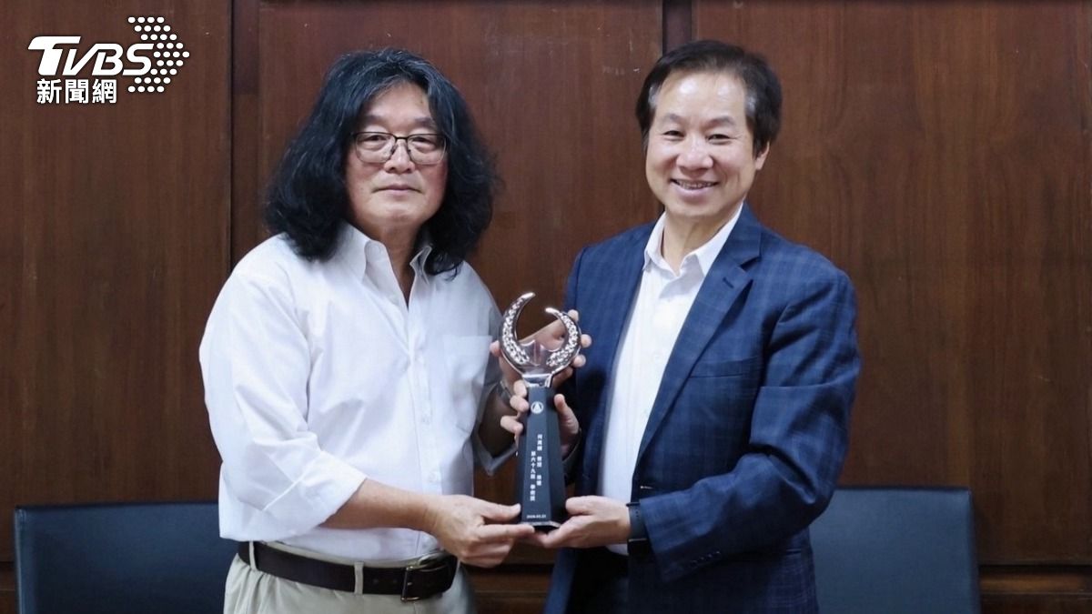 (26)日何萬順教授獻獎母校東海、將90萬獎金全數捐出，並自掏腰包加碼10萬元，湊足100萬元成立「何萬順永續基金」。(圖/東海大學 提供)