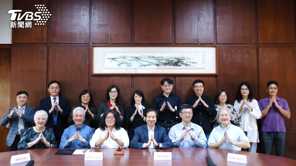 校長張國恩(前排左4)由衷感佩何萬順教授的無私，東海擁有這樣的教授，更證明東海是一個充滿教育使命與價值的大學。(圖/東海大學 提供)