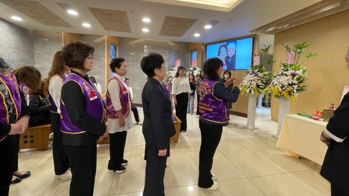 周遊、李朝永和獅子會成員到白蝶靈堂致意。(圖/李朝永提供)