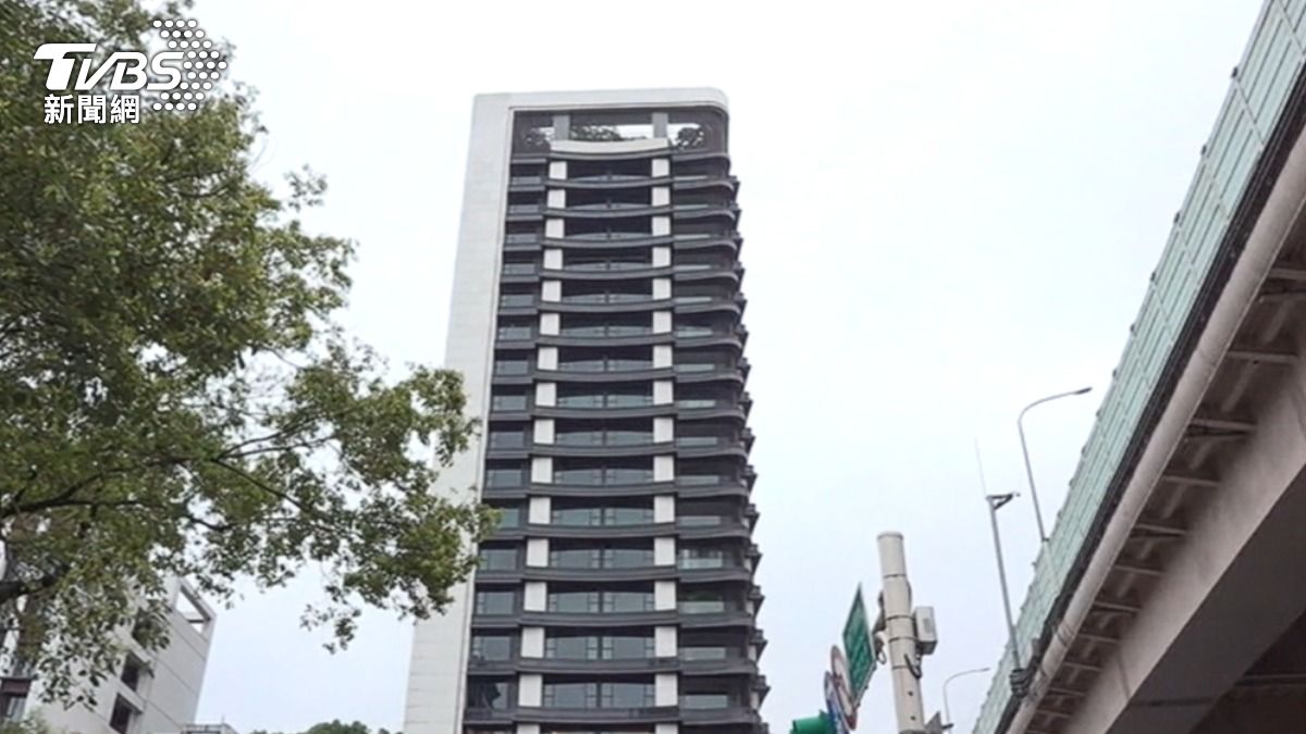 北市億級豪宅賠售消息頻傳,最慘的賠掉一台超跑。(圖/TVBS)