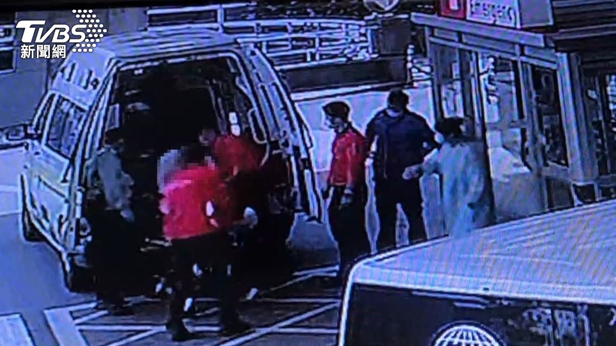 救護車緊急抵達醫院急診，其中一名65歲傷者較嚴重，全身50%二度燒燙傷。（圖／TVBS）