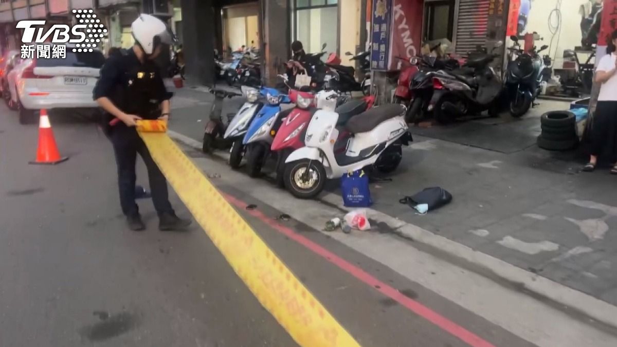 她大喊救命滿臉血!男持刀刺頸奪命 路人目睹驚悚瞬間。(圖/TVBS)