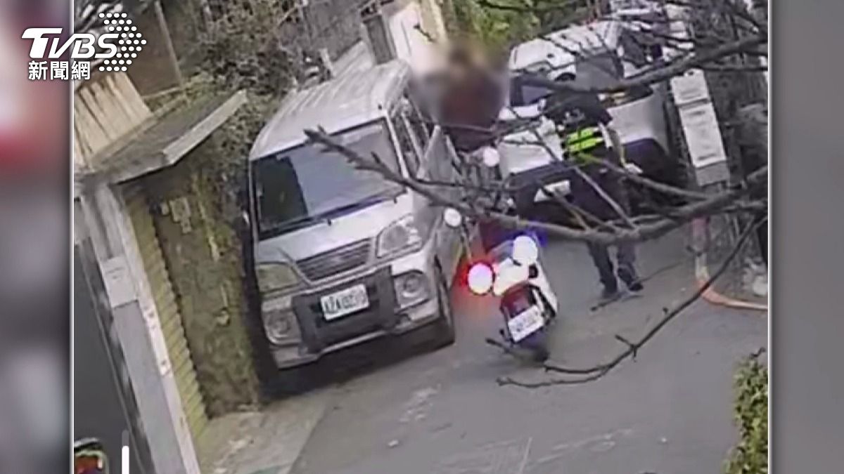 警方循線追捕,隨即在北區西屯路492巷內查獲陳姓犯嫌並予以壓制。(圖/TVBS)
