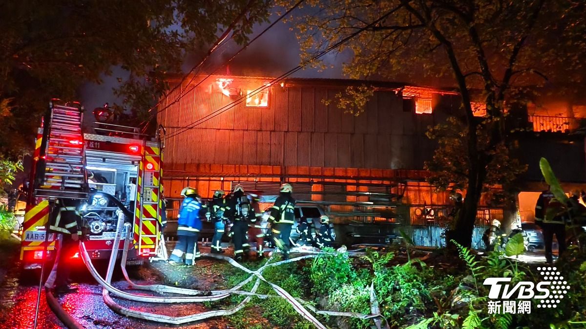 承租工廠的6旬夫妻在報案後失去聯繫,消防人員正全力進行人命搜救。(圖/陳冠宇攝)