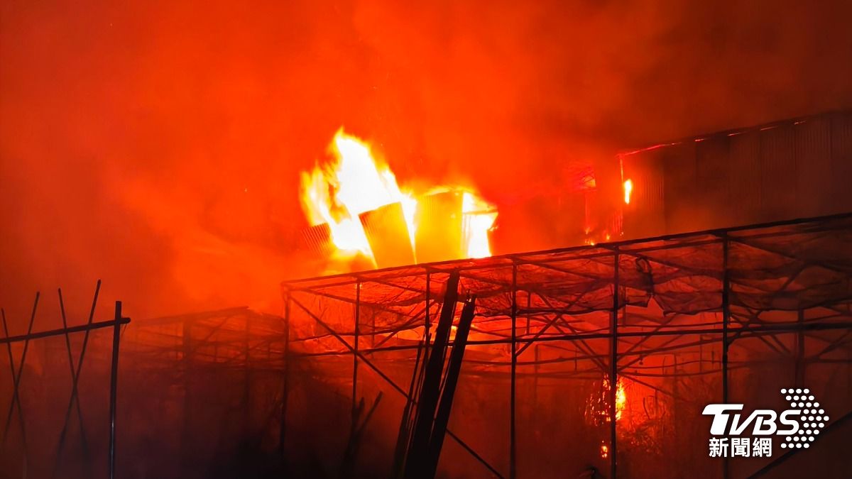 工廠後側火舌竄出。(圖/陳冠宇攝)
