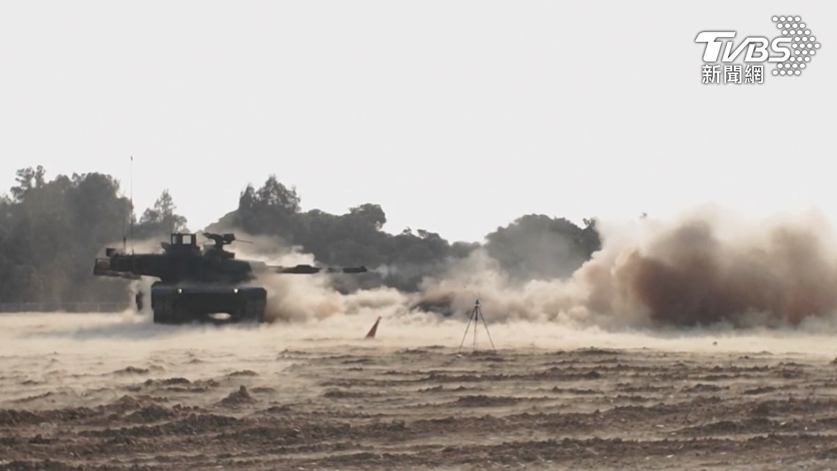 M1A2T戰車進行日間戰鬥射擊實彈訓練。(圖／TVBS)