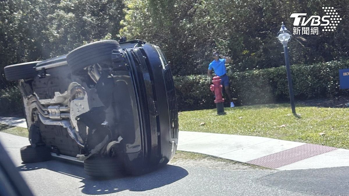 伍茲駕駛的車輛為閃避前方車輛而轉向,但仍擦撞拖車尾端,導致車輛失控翻覆並側翻於路面。(圖/達志影像美聯社)