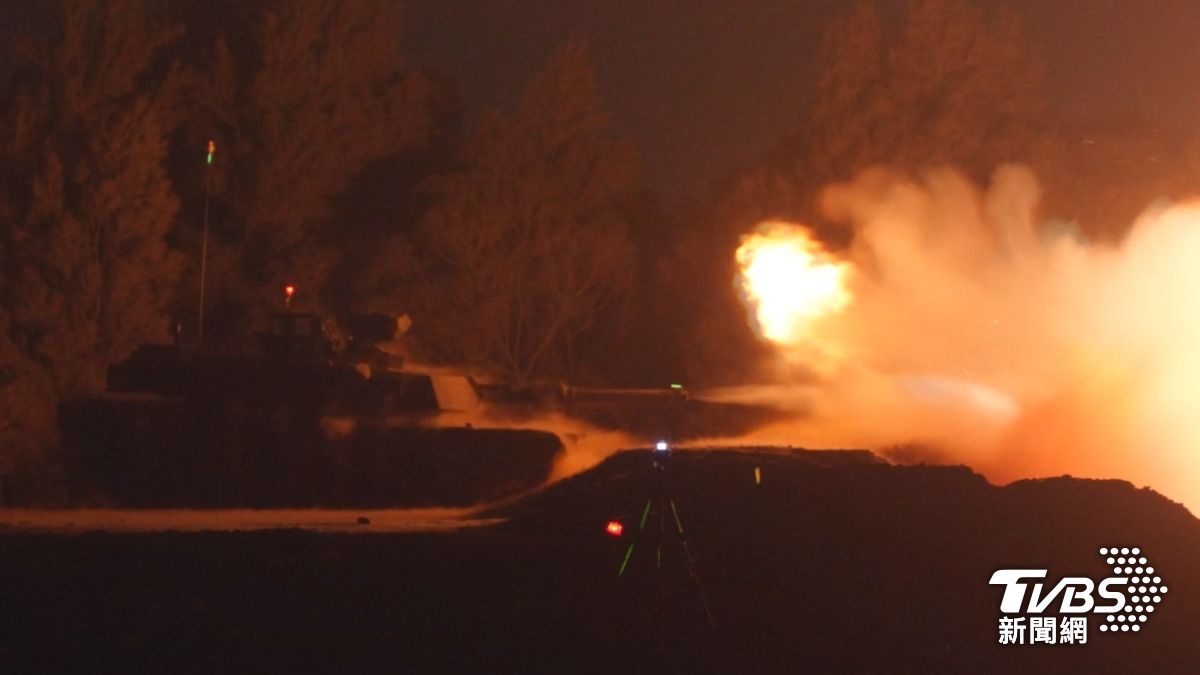 M1A2T戰車進行夜間基本實彈射擊訓練。(圖／TVBS)