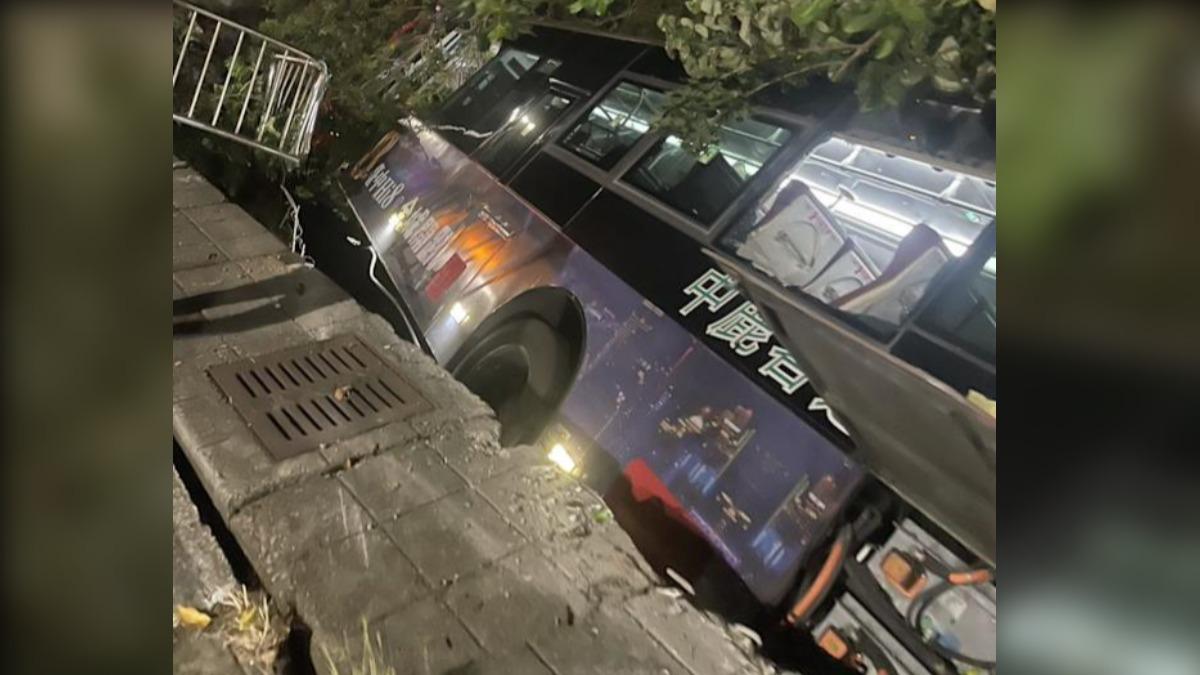 10米路樹貫穿車廂!台中公車墜下邊坡 司機乘客奇蹟逃生