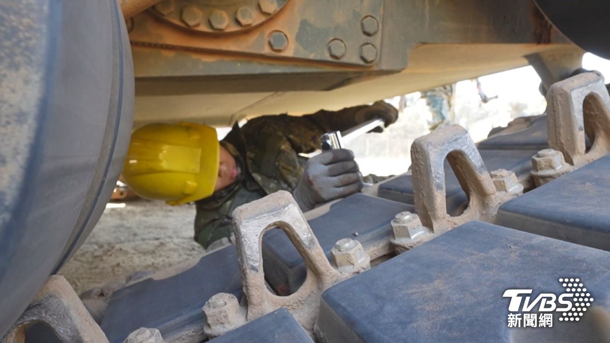 M1A2T戰車履帶檢查與維護保養。(圖/TVBS)