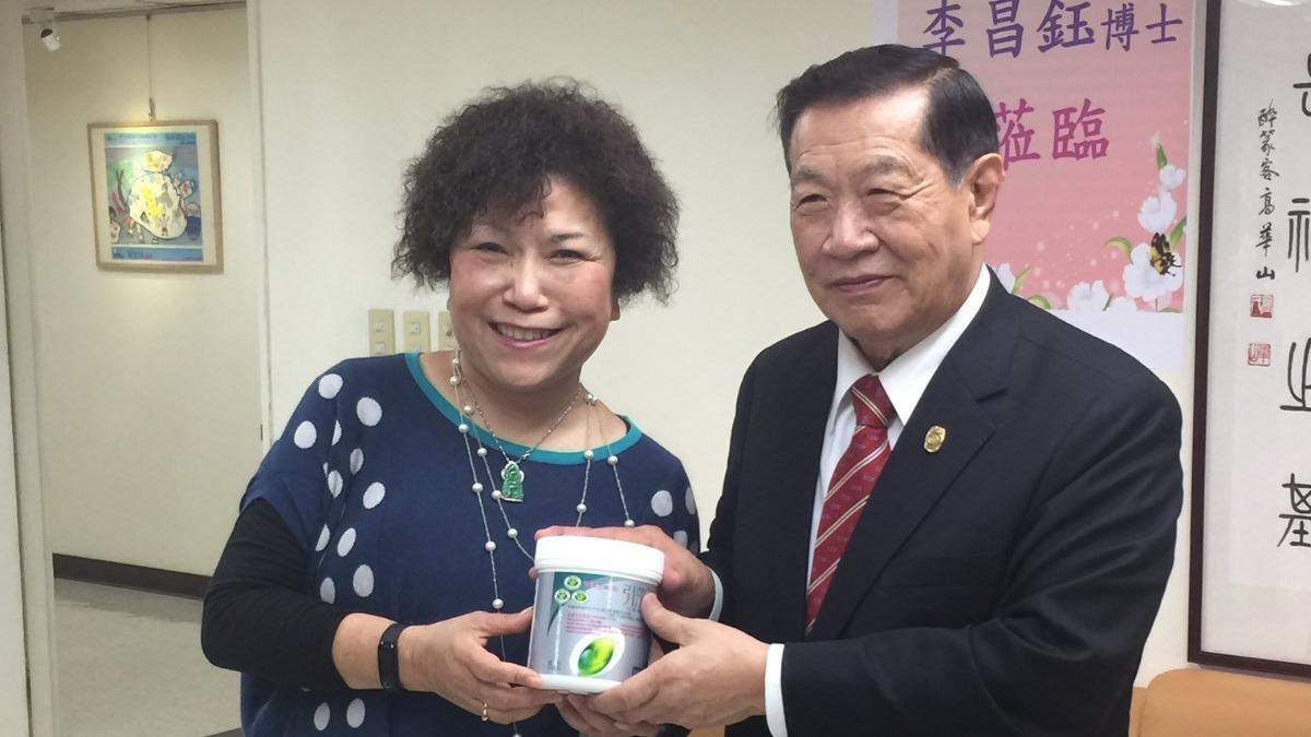 游毓蘭(左)曬出與李昌鈺(右)合影。(圖/翻攝游毓蘭臉書)