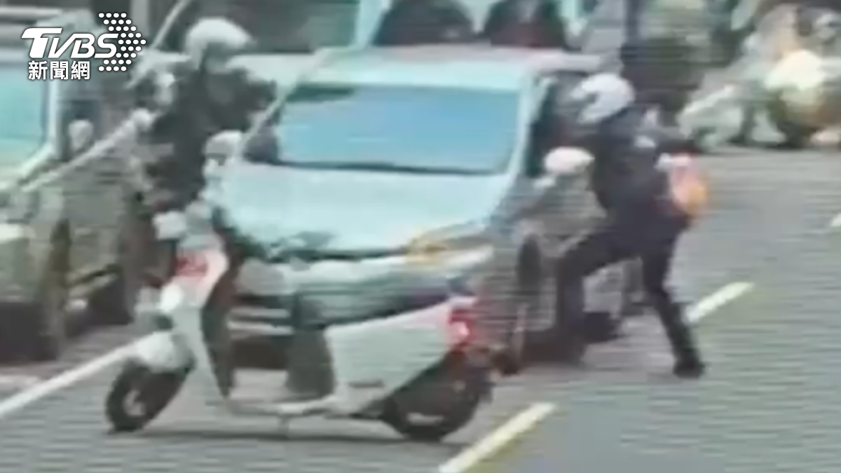 警方圍捕逃逸車輛。(圖/TVBS)