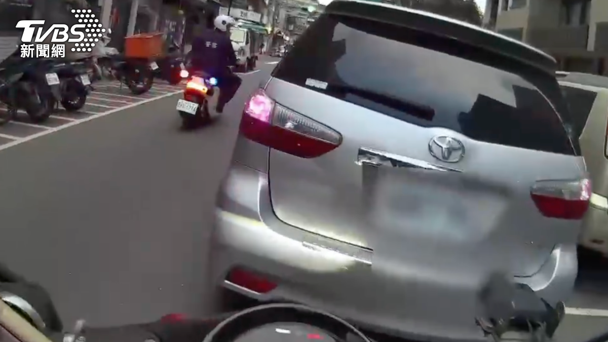 警方追捕逃逸車輛。(圖/TVBS)