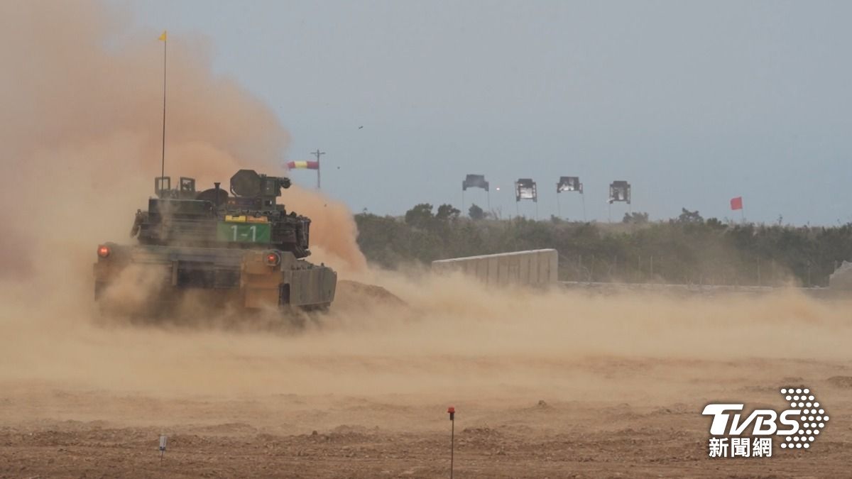 M1A2T戰車與車組員進行實彈射擊訓練。(圖／TVBS)