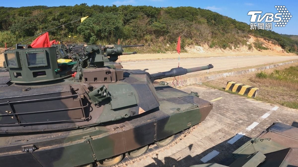 M1A2T戰車以同軸機槍進行新式基地訓的前置鑑測。(圖／TVBS)