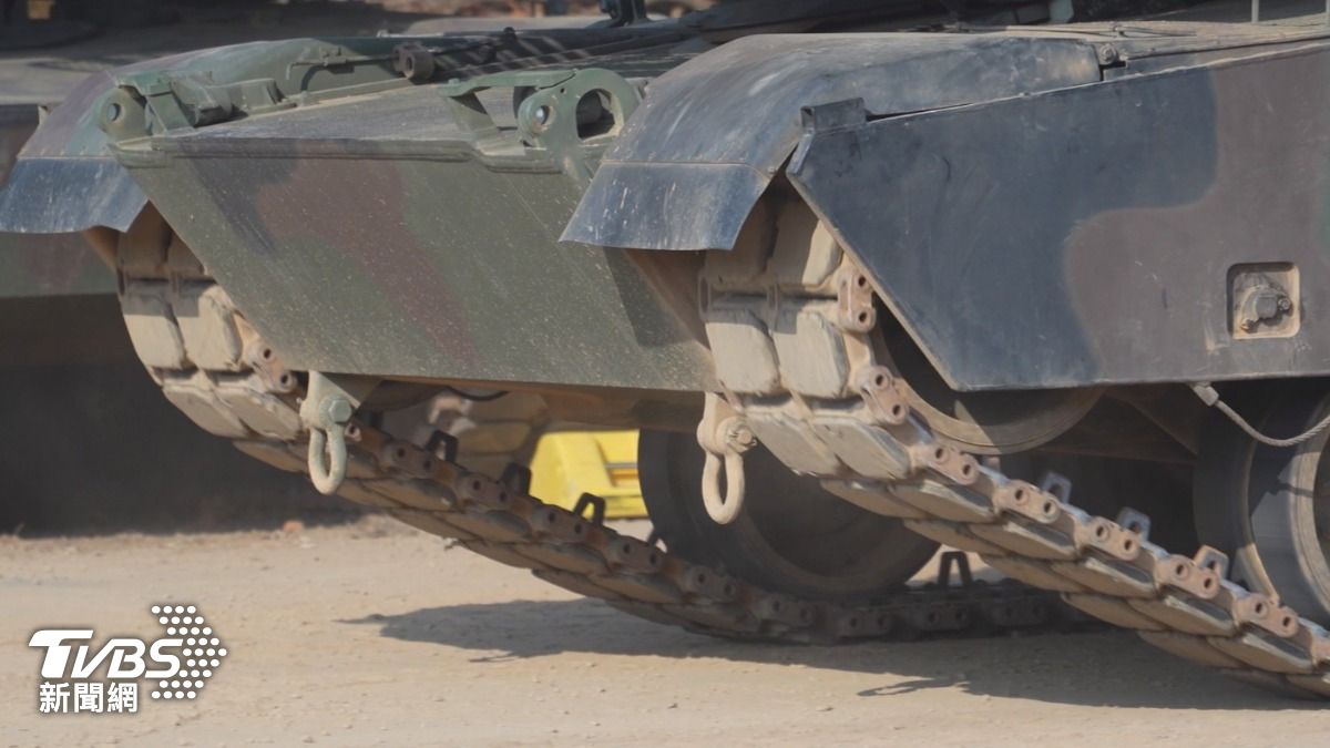 M1A2T戰車馬力達1500匹，總重達63噸，卻因為履帶膠塊設計，使接地壓力僅約每平方公分1.05公斤，甚至低於一般小客車。(圖／TVBS)