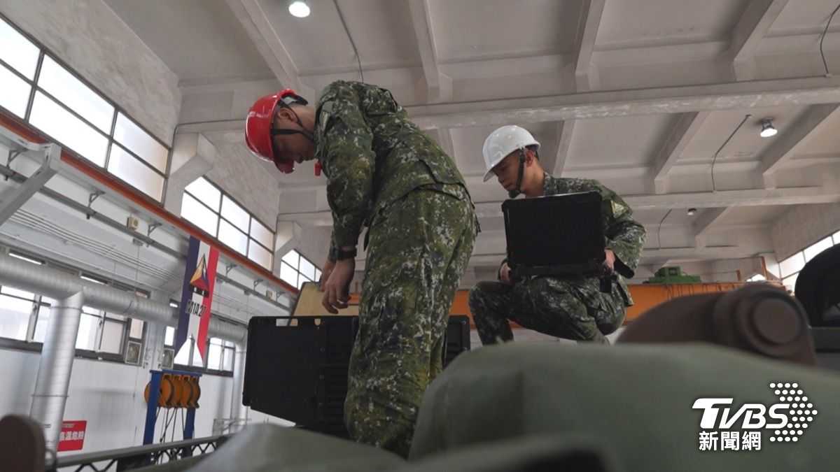 M1A2T戰車,運用專用維保筆電(MSD),即時連線讀取引擎、底盤與砲塔等系統的狀態數據。只要出現異常,系統就會指出故障位置。(圖/TVBS)