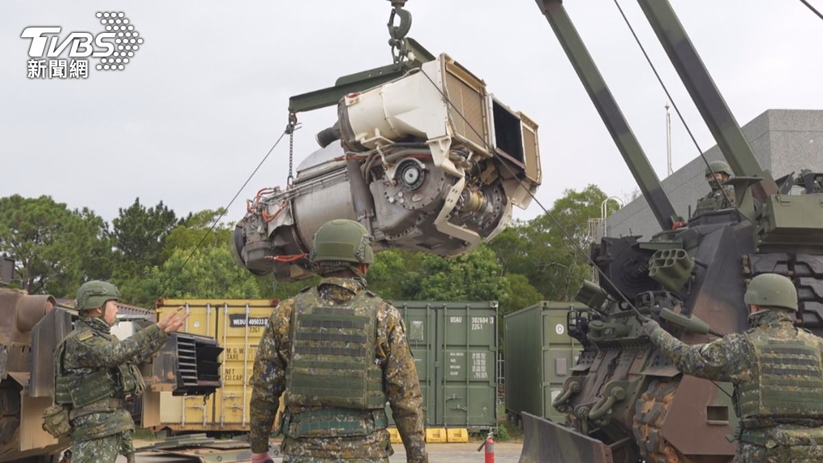 M1A2T採用的AGT1500燃氣渦輪引擎,平時使用柴油,但在戰時,只要能燃燒的油料,都可作為替代來源。(圖/TVBS)