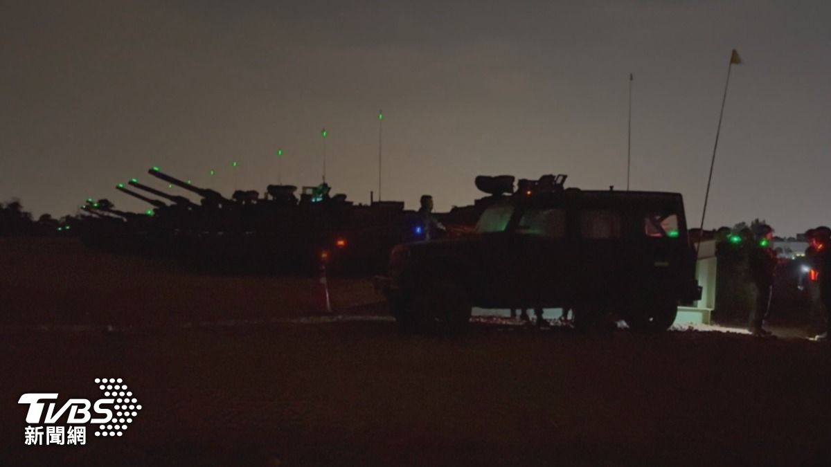 M1A2T換裝部隊進行夜間基本實彈射擊訓練。(圖／TVBS)