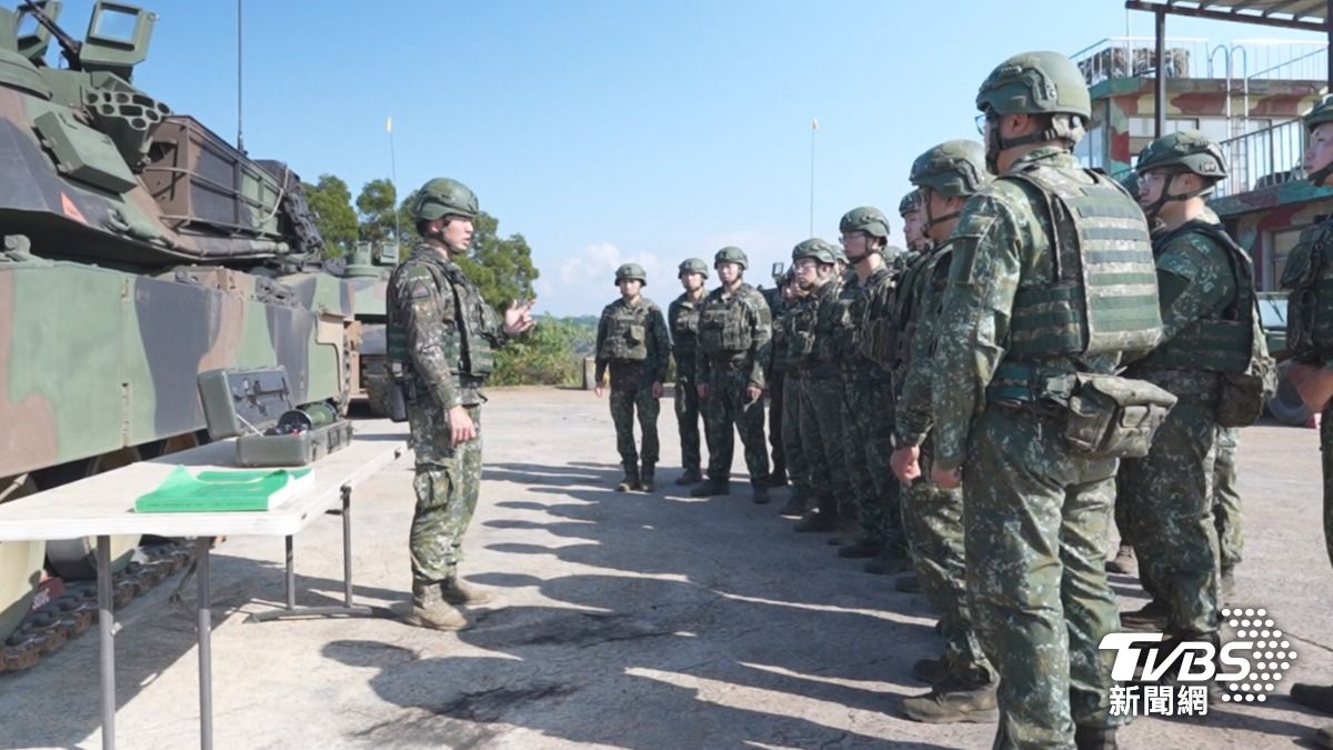 從教室講解，到實際機械操作，官兵們必須把艱澀的文字技令，經過充分吸收、轉化為直覺知能，才能在未來接戰時迅速做出正確判斷。(圖／TVBS)