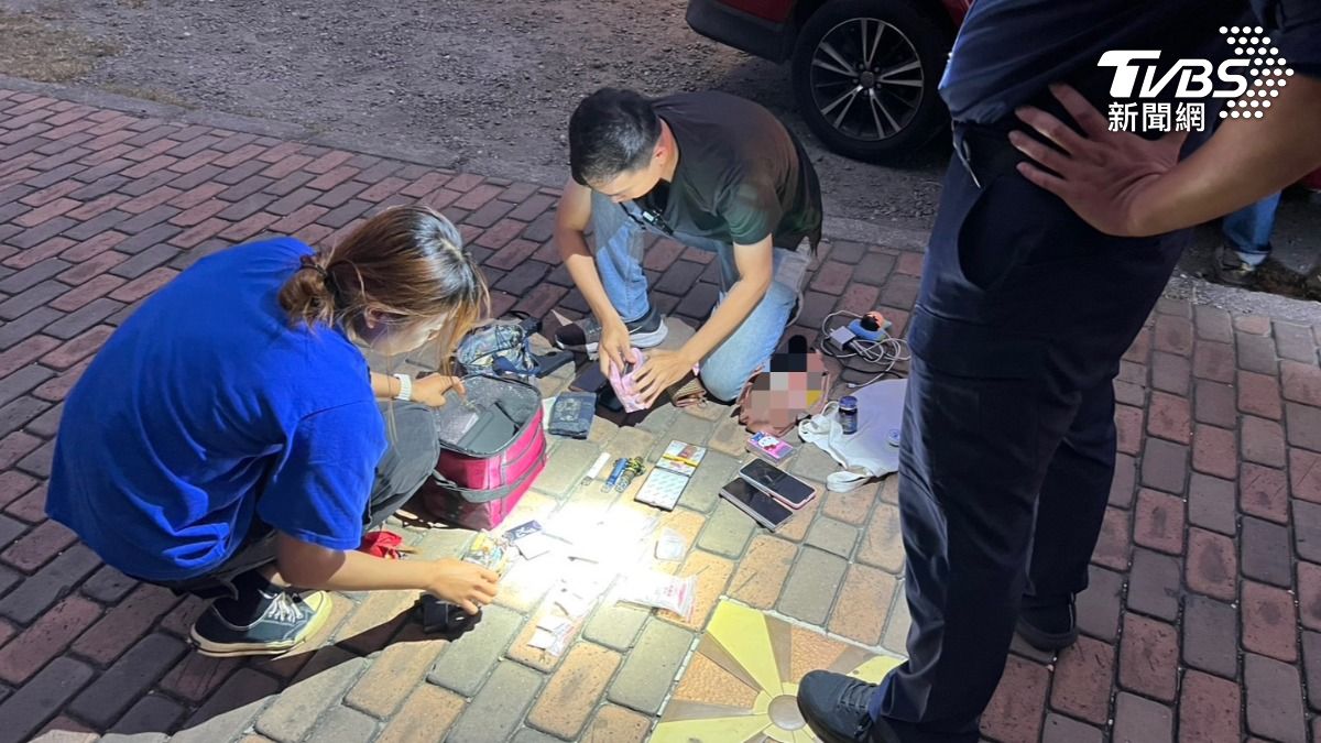 員警要查贓車,攔車之後發現,女駕駛攜有海洛因、安非他命等毒品。(圖/TVBS)