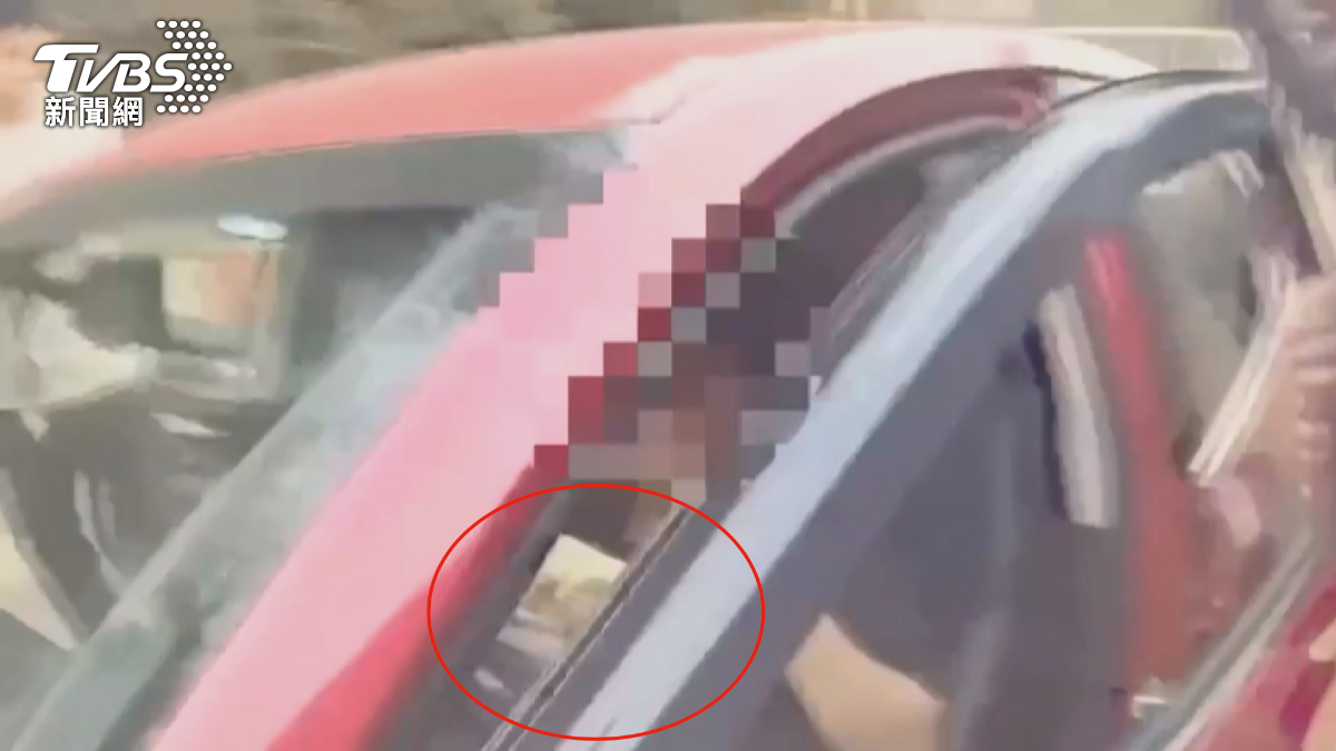 高雄市前鎮區日前發生一起毒駕開贓車事件,多名員警隨即上前圍捕,手持警棍及警槍喝令女駕駛下車,面對警方要求竟回應「我在吃飯耶」。(圖/TVBS)