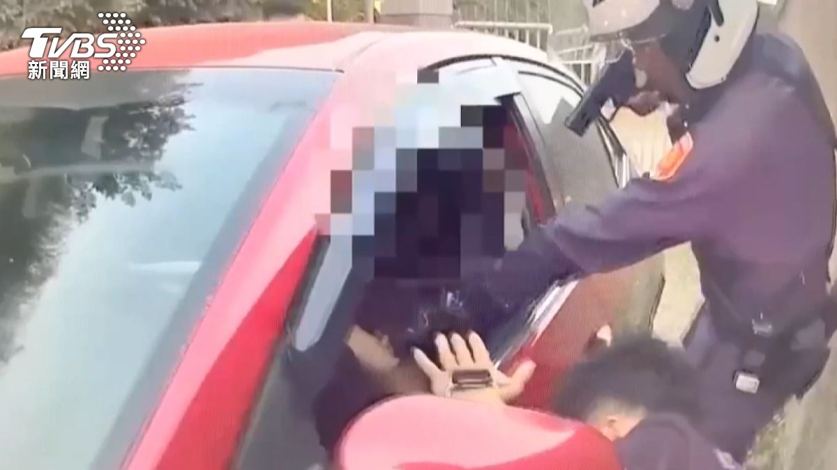 多名員警隨即上前圍捕,手持警棍及警槍喝令女駕駛下車。(圖/TVBS)