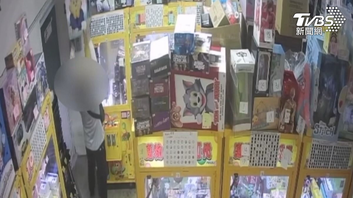 高雄一名44歲林姓男子深夜潛入娃娃機店,偷走價值2500元的大型「洪金豹」公仔。(圖/TVBS)
