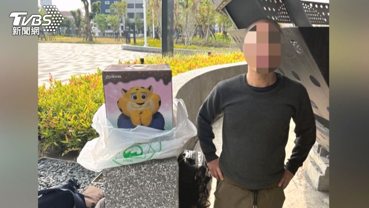 這隻公仔正是片中的豹警官角色,員警打趣表示,想找警察直接打電話就好。(圖/TVBS)