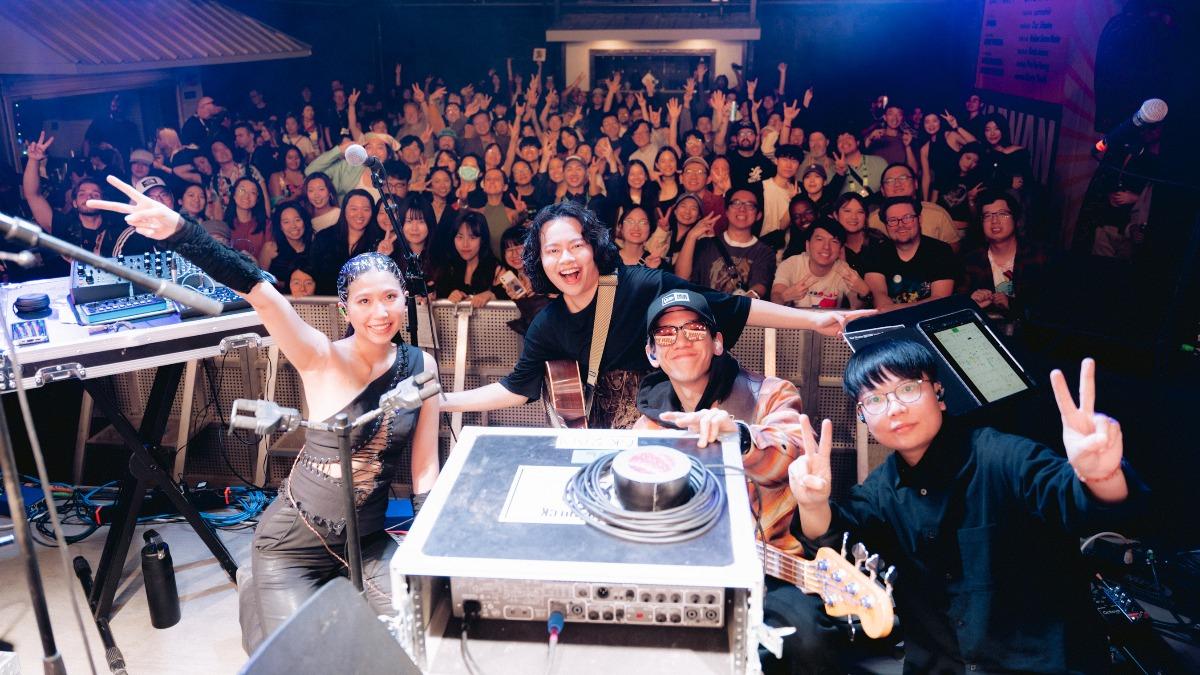 凹與山將代表作〈理查〉改編成英文歌詞,獻給海外聽眾。(圖/Young Team Productions提供)