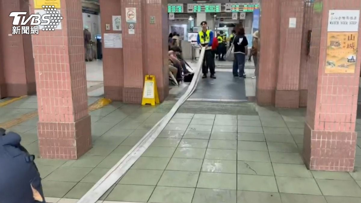 自強號車廂「行動電源突冒煙,乘客嚇壞急逃生。(圖/TVBS)