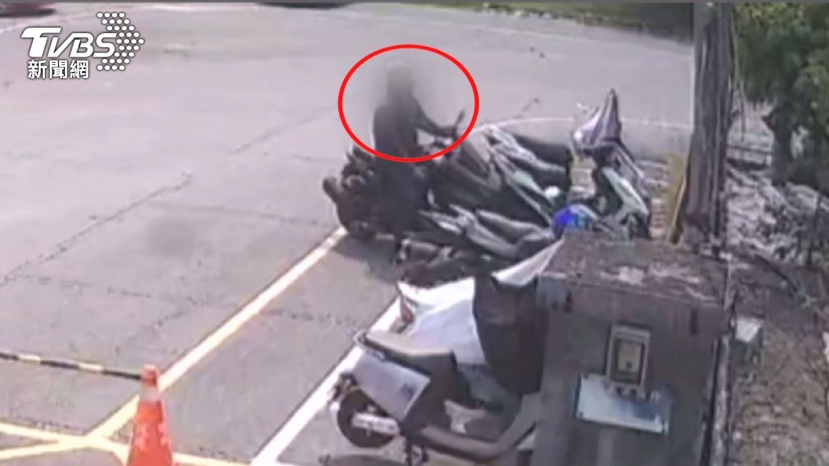 監視器畫面清楚拍下整起過程,一名機車騎士蹲機車旁偷拔零件,車主煞車失靈險釀禍。(圖/TVBS)