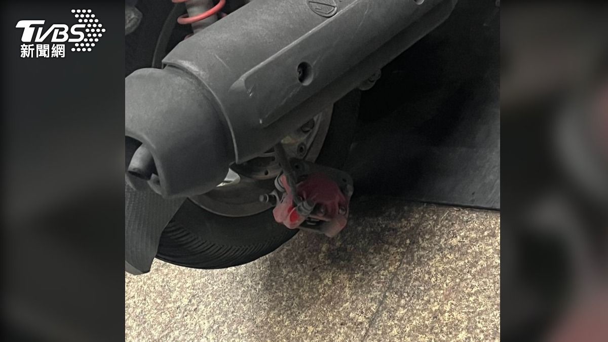 車主事後發現,機車後輪碟盤及排氣管旁有零件搖搖欲墜,疑似煞車卡鉗螺絲遭人偷拔。(圖/TVBS)