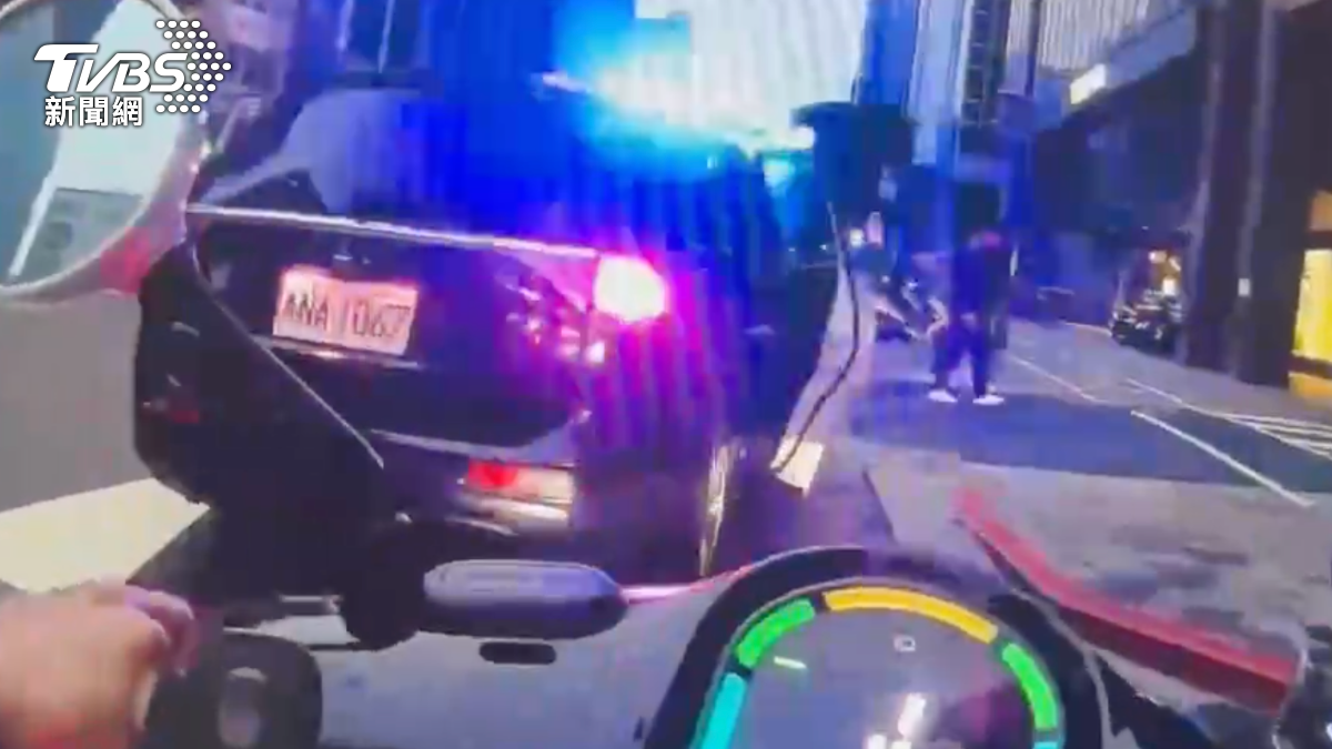 警方趕赴糾紛現場。(圖/TVBS)