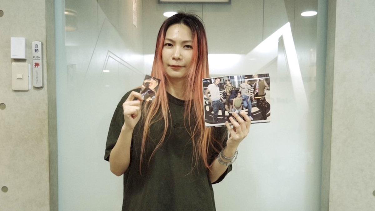 惠婷意外收到CORTIS的專輯,更抽到馬丁的小卡。(圖/相信音樂提供)